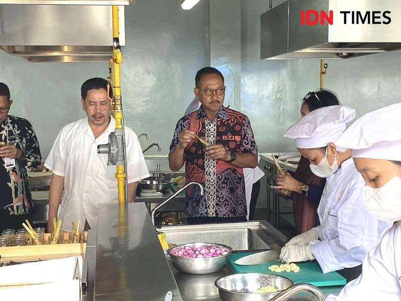 Kepala OIKN, Bambang Susantono saat berkunjung ke SMK yang bekerja sama dengan Yayasan Djarum Foundation. Foto Humas OIKN (IDN Times/Ervan)