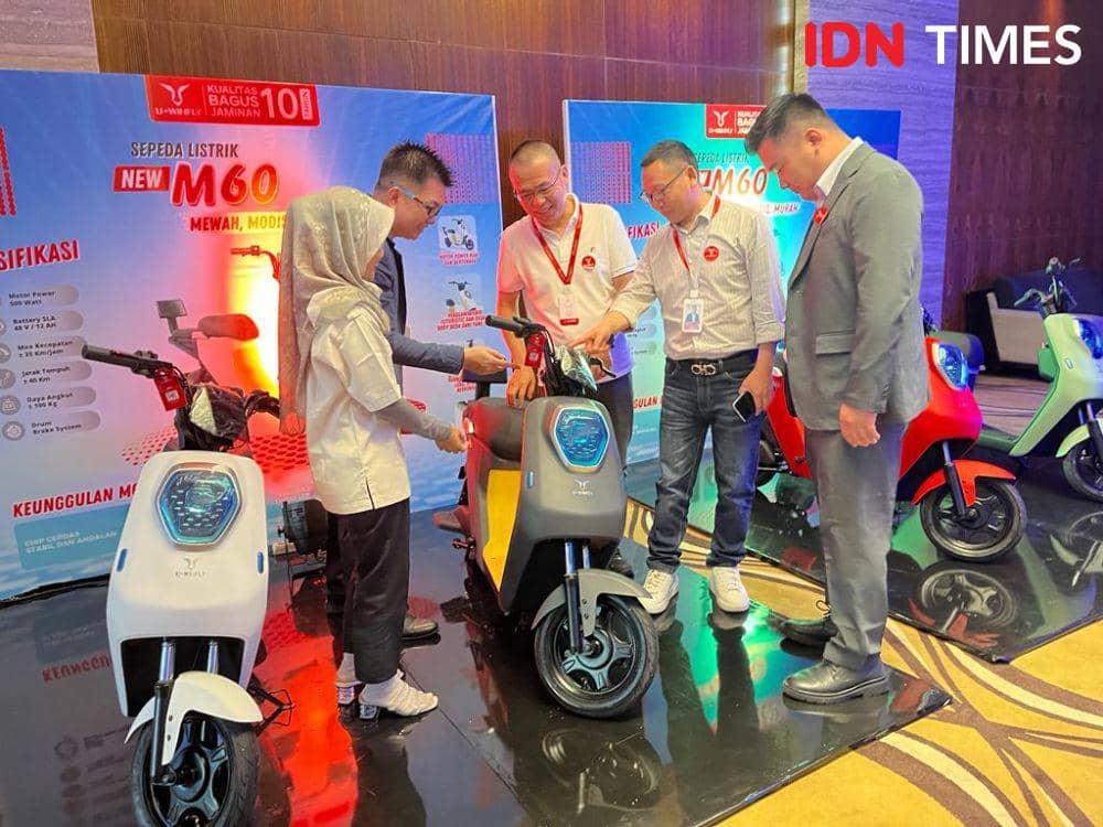 Produsen kendaraan listrik Uwinfly mengeluarkan produk terbaru sepeda motor listrik untuk konsumen Indonesia di tahun 2024. (IDN Times/Anggun Puspitoningrum)