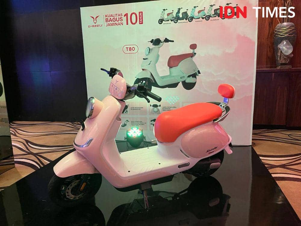 Produsen kendaraan listrik Uwinfly mengeluarkan produk terbaru sepeda motor listrik untuk konsumen Indonesia di tahun 2024. (IDN Times/Anggun Puspitoningrum)