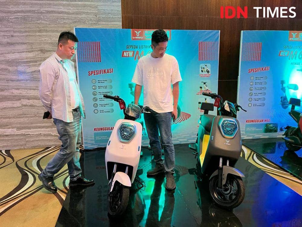 Produsen kendaraan listrik Uwinfly mengeluarkan produk terbaru sepeda motor listrik untuk konsumen Indonesia di tahun 2024. (IDN Times/Anggun Puspitoningrum)