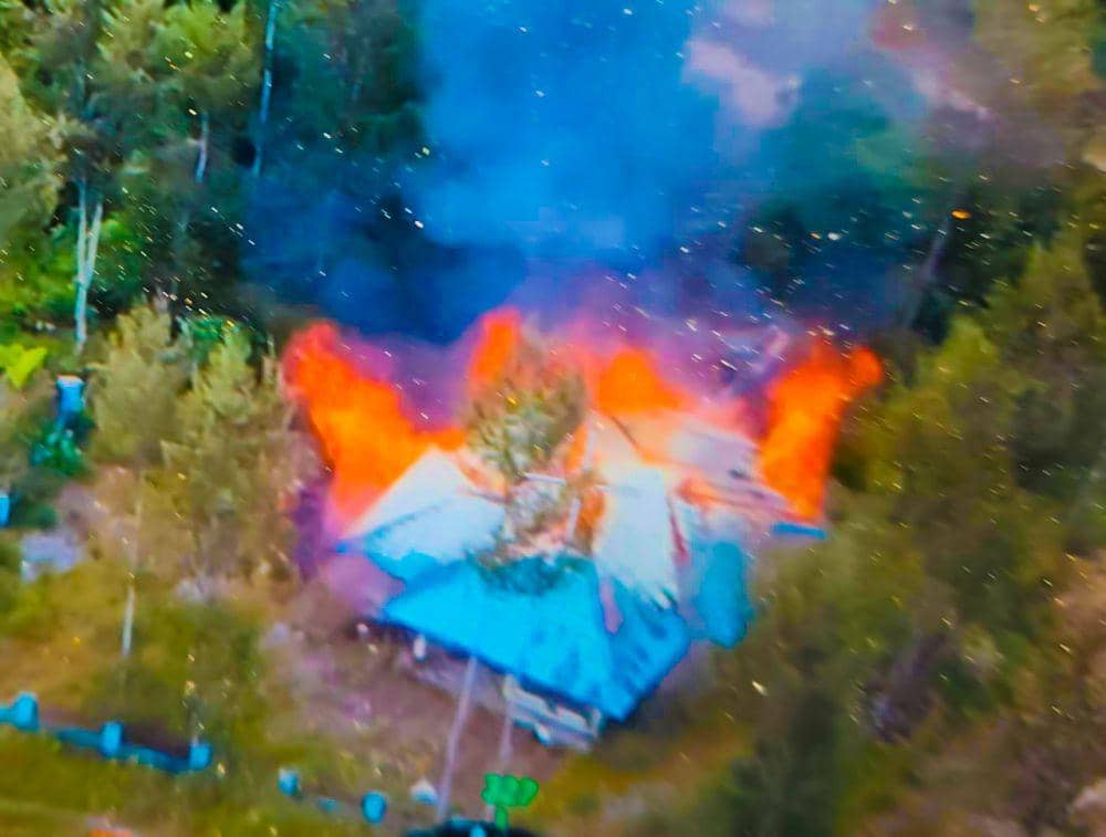 Tampak rumah dinas ASN Pemkab Intan Jaya di Kampung Mamba, Distrik Sugapa, diselimuti api dan kepulan asap. (IDN Times/Istimewa)