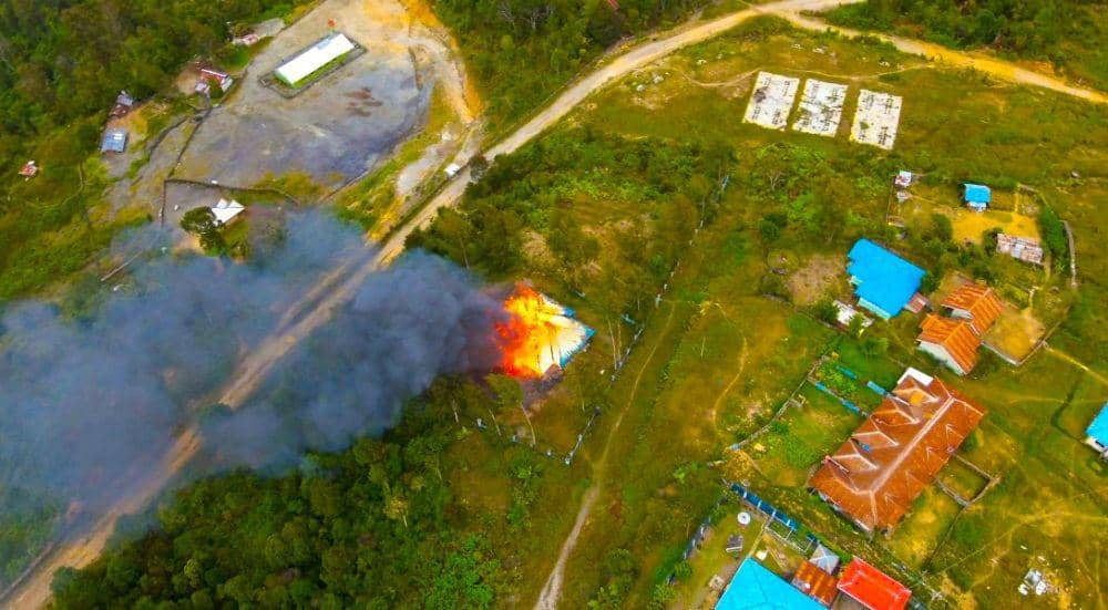 Tampak rumah dinas ASN Pemkab Intan Jaya di Kampung Mamba, Distrik Sugapa, diselimuti api dan kepulan asap. (IDN Times/Istimewa)