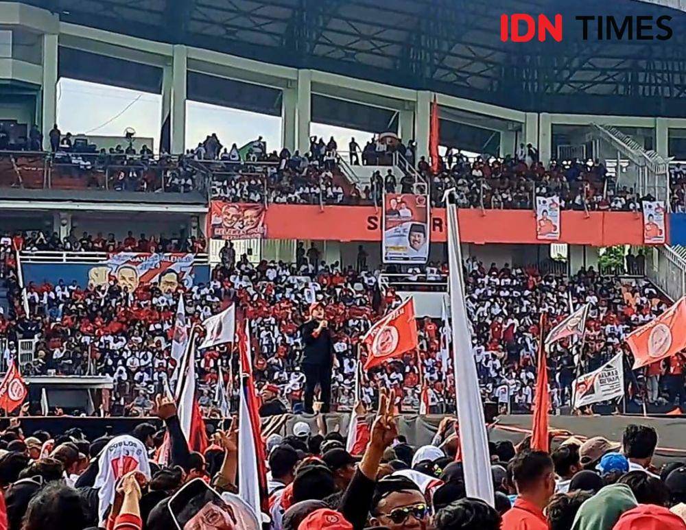 Ketua DPP PDIP Puan Maharani saat di tengah lautan pendukung Ganjar - Mahfud di Stadion Gelora Delta Sidoarjo. (IDN Times/Ardiansyah Fajar).
