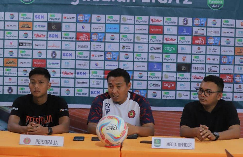 Pelatih Persiraja Banda Aceh, Achmad Zulkifli (tengah) dan pemain, saat konferensi pers. (Dokumentasi Media Official Persiraja Banda Aceh untuk IDN Times)