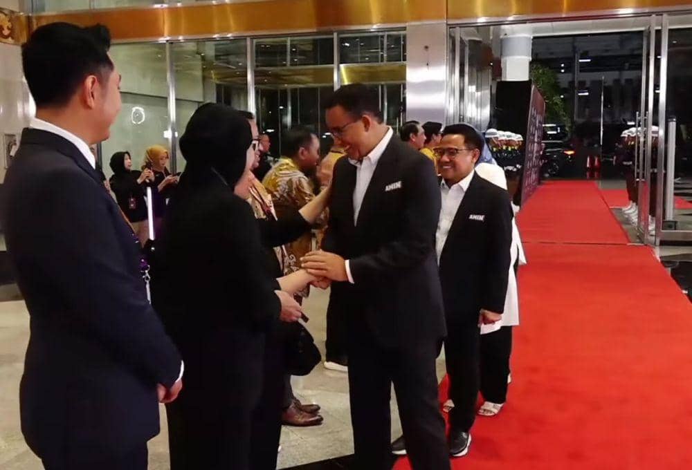 Pasangan Anies dan Cak Imin tiba di JCC jelang debat Cawapres kedua pada Minggu (21/1/2024). (youtube.com/medcom id)