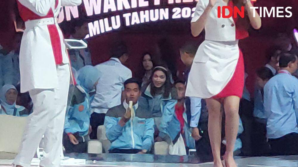Calon wakil presiden nomor urut dua, Gibran Rakabuming Raka kedapatan makan pisang saat jeda debat keempat di Jakarta Convention Center (JCC), Jakarta Pusat, Minggu (21/1/2024) (IDN Times/Yosafat)