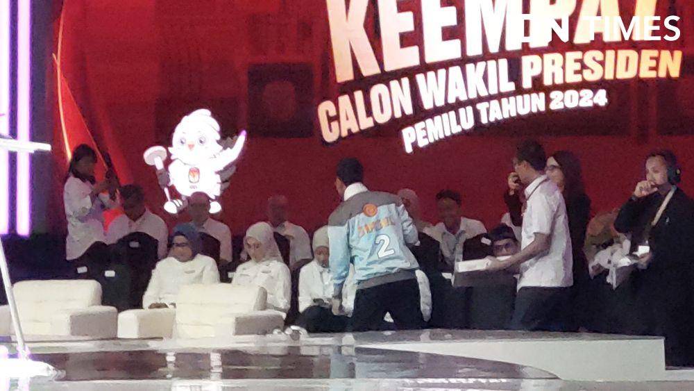 Gibran Tawarkan Donat ke Cak Imin saat Jeda Debat (IDN Times/Tino Satrio)