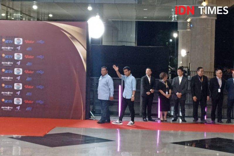 Pasangan Prabowo dan Gibran tiba di JCC jelang debat Cawapres kedua pada Minggu (21/1/2024). (IDN Times/Yosafat Diva Bayu Wisesa)
