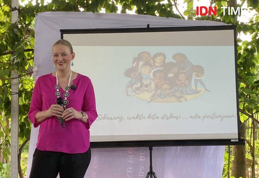 Suasana anak-anak Rumah Literasi Ranggi saat mendengarkan cerita tentang Roti Goreng/Fry Bread (IDN Times/Indah Permata Sari)