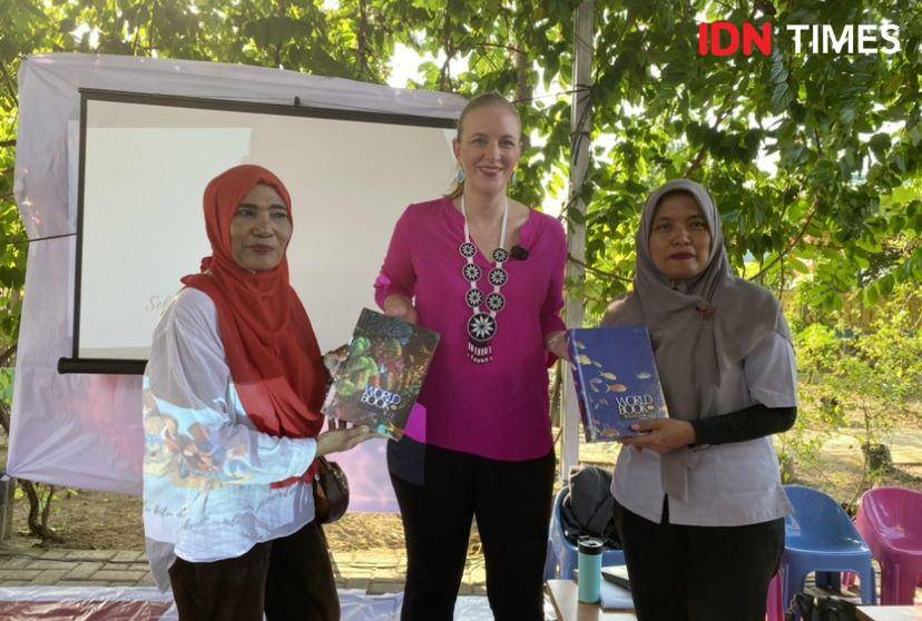 Suasana anak-anak Rumah Literasi Ranggi saat mendengarkan cerita tentang Roti Goreng/Fry Bread (IDN Times/Indah Permata Sari)
