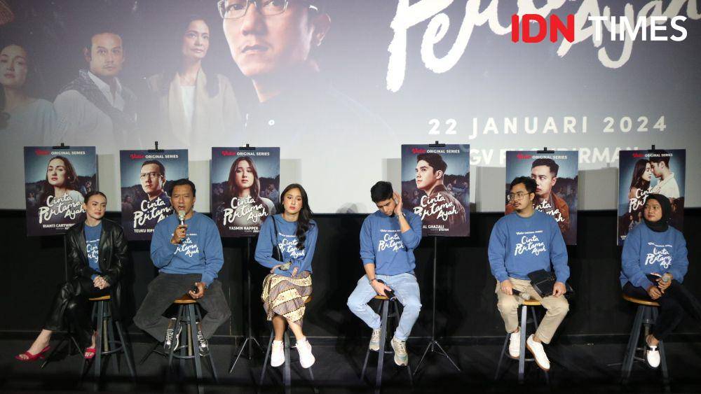 Cast dan sutradara series Cinta Pertama Ayah saat konferensi pers series-nya di FX Sudirman, Jakarta pada Senin (22/01/2024). (IDN Times/Ines Suseno)