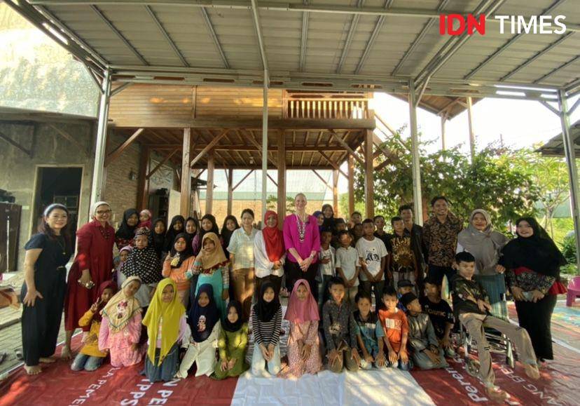 Suasana anak-anak Rumah Literasi Ranggi saat mendengarkan cerita tentang Roti Goreng/Fry Bread (IDN Times/Indah Permata Sari)
