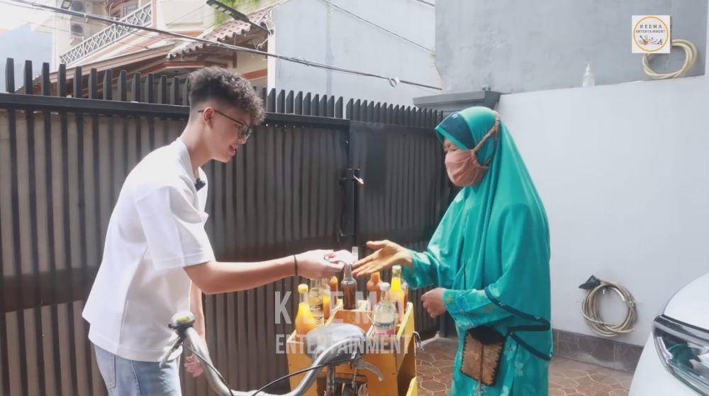 Keanu Massaid jualan jamu (YouTube.com/Keema Entertainment)