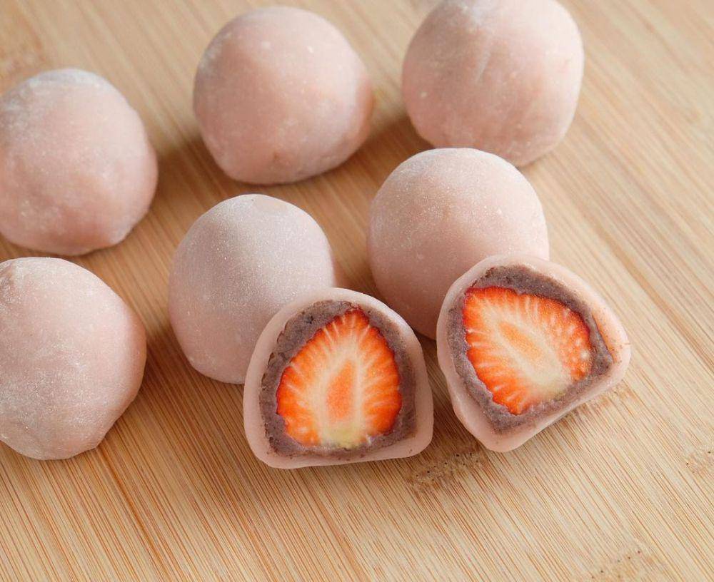 mochi isi cokelat stroberi (YouTube.com/Luvita Ho)