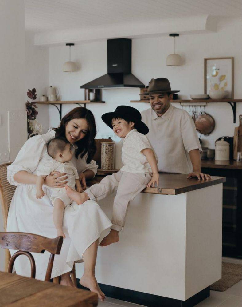 photoshoot terbaru keluarga Acha Sinaga (instagram.com/achasinaga)