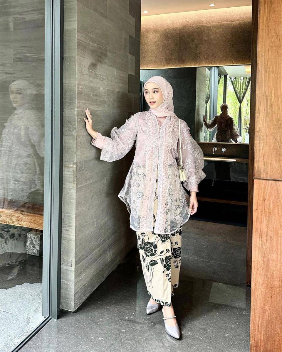 inspirasi OOTD ala Ravira Naila (instagram.com/ravalsaa)
