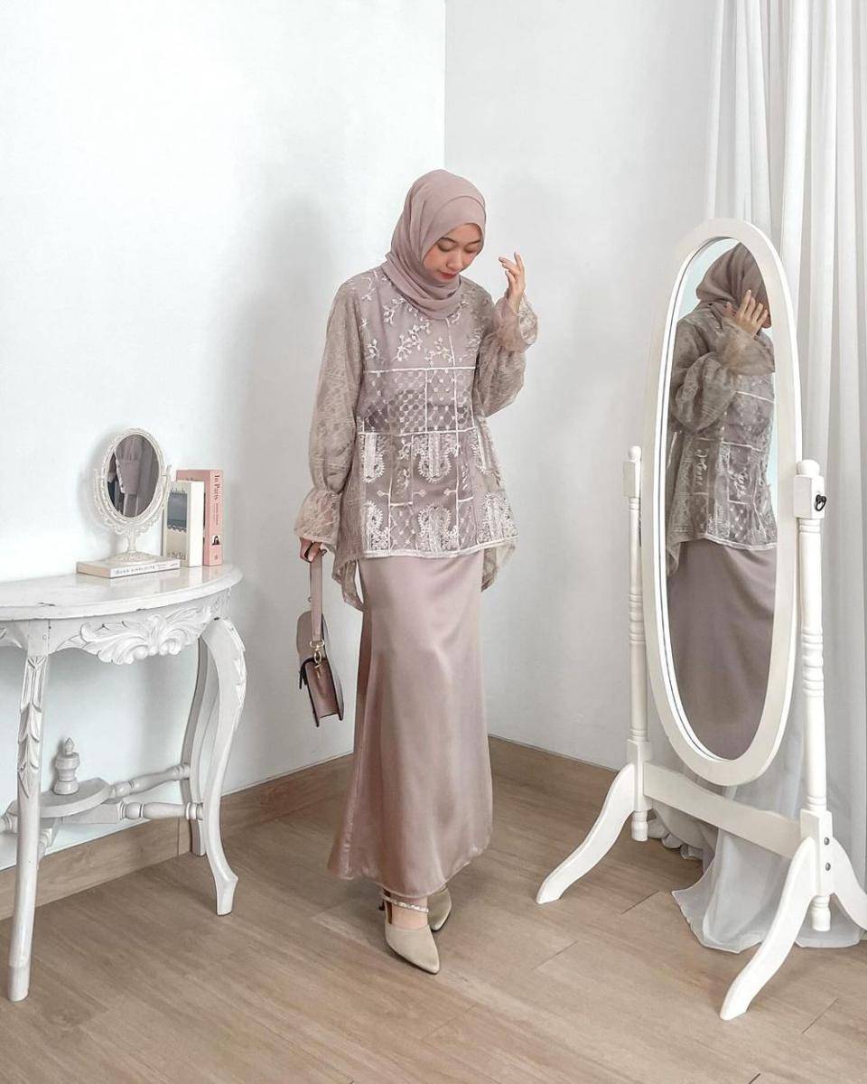 inspirasi OOTD ala Kina (instagram.com/zahrskina)