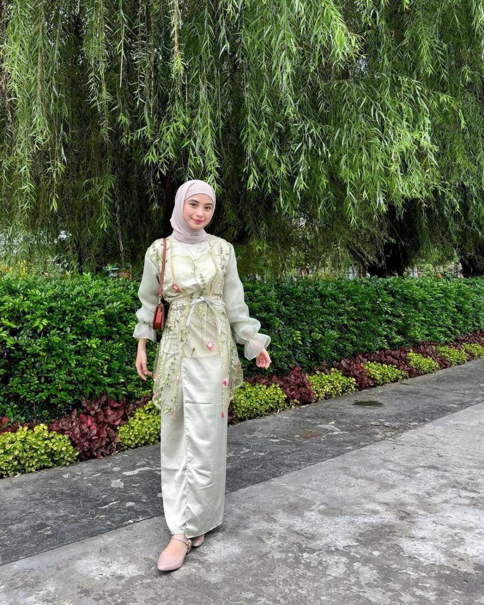 inspirasi OOTD ala Tania Dewi (instagram.com/taniaaa.dn)