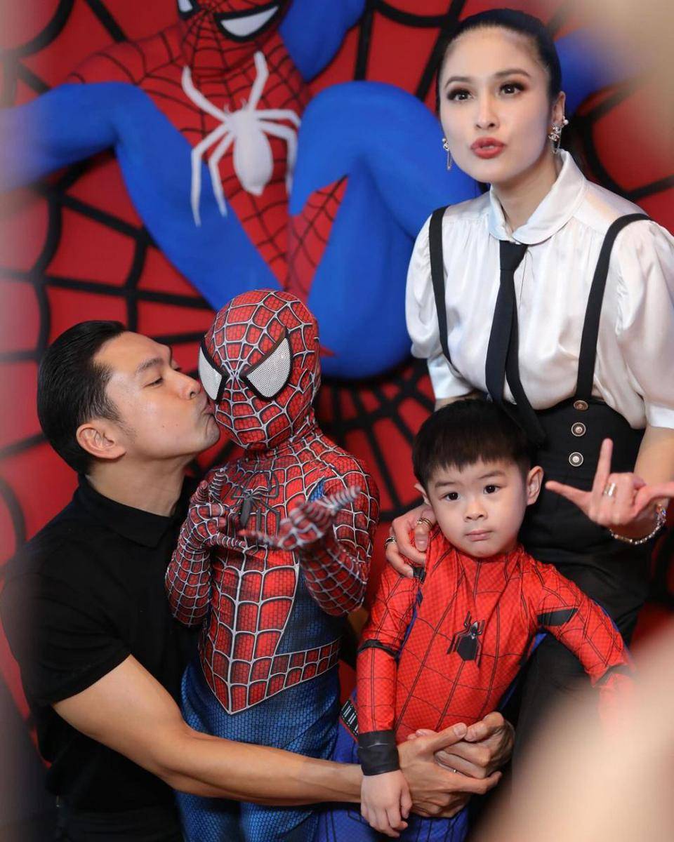 potret keluarga Sandra Dewi (instagram.com/sandradewi88)