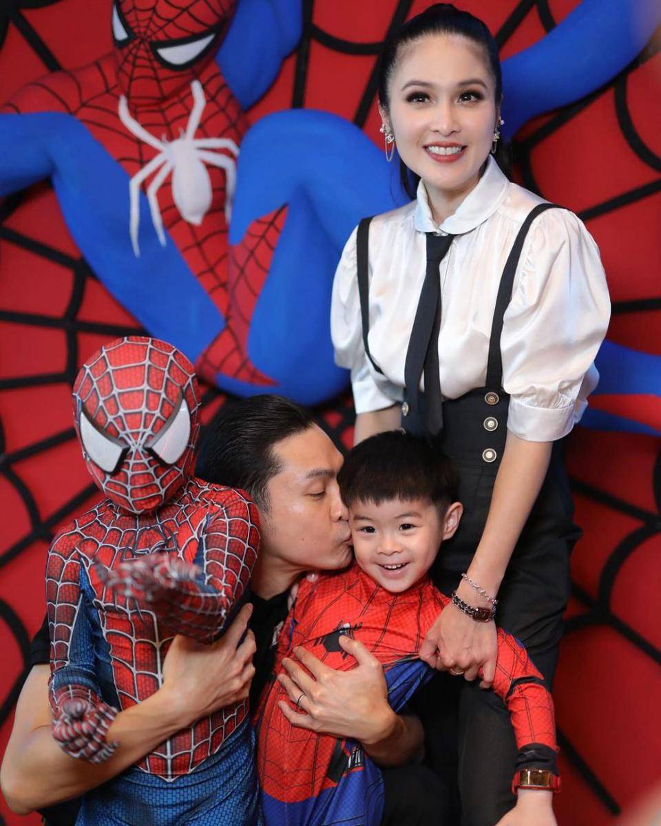 potret keluarga Sandra Dewi (instagram.com/sandradewi88)