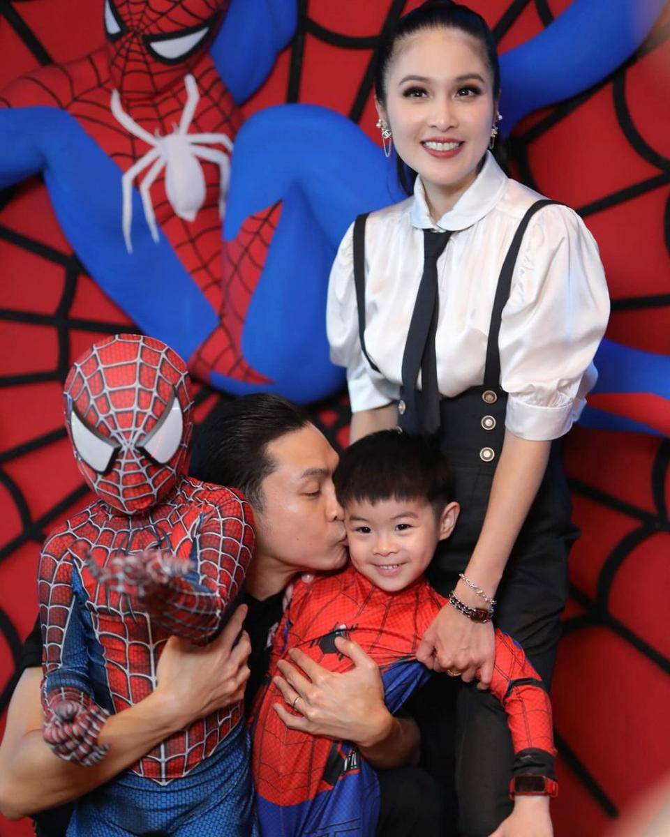 potret keluarga Sandra Dewi (instagram.com/sandradewi88)