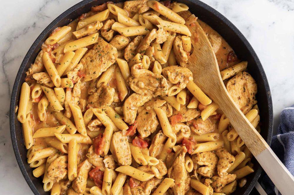ilustrasi cajun chicken pasta (youtube.com/Laura in the Pasta)