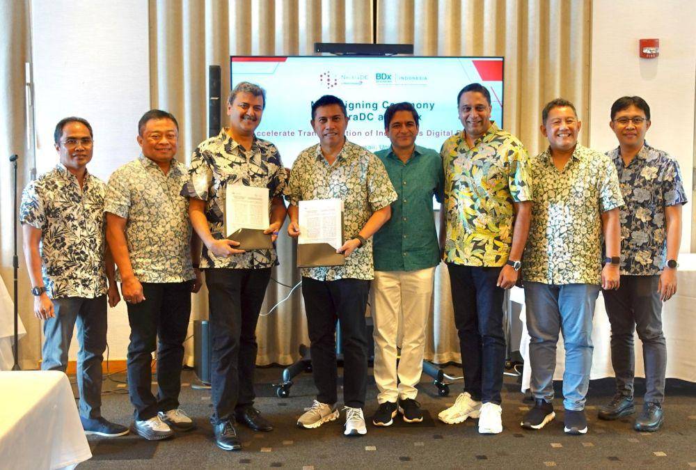 Kolaborasi PT Telkom Indonesia (Persero) Tbk (Telkom) dan PT Indosat Tbk (Indosat Ooredoo Hutchison atau Indosat atau IOH) ditandai dengan penandatanganan Nota Kesepahaman (MoU) antara Telkom Data Ekosistem (NeutraDC) dan joint venture dari BDx Data Centers (BDx), Indosat, dan Lintasarta, BDx Indonesia di Pacific Telecommunications Council (PTC) 2024, di Honolulu, Hawaii, AS, pada Minggu (21/1). (Dok. Telkom)