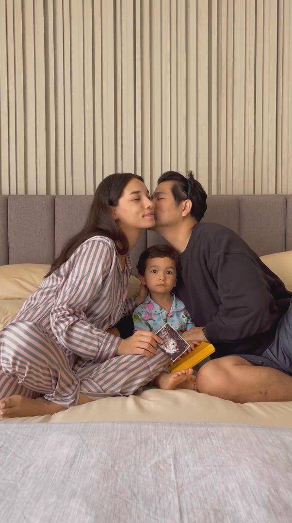 potret Erick Iskandar dan istri umumkan kehamilan anak kedua (instagram.com/erickbanaiskandar)