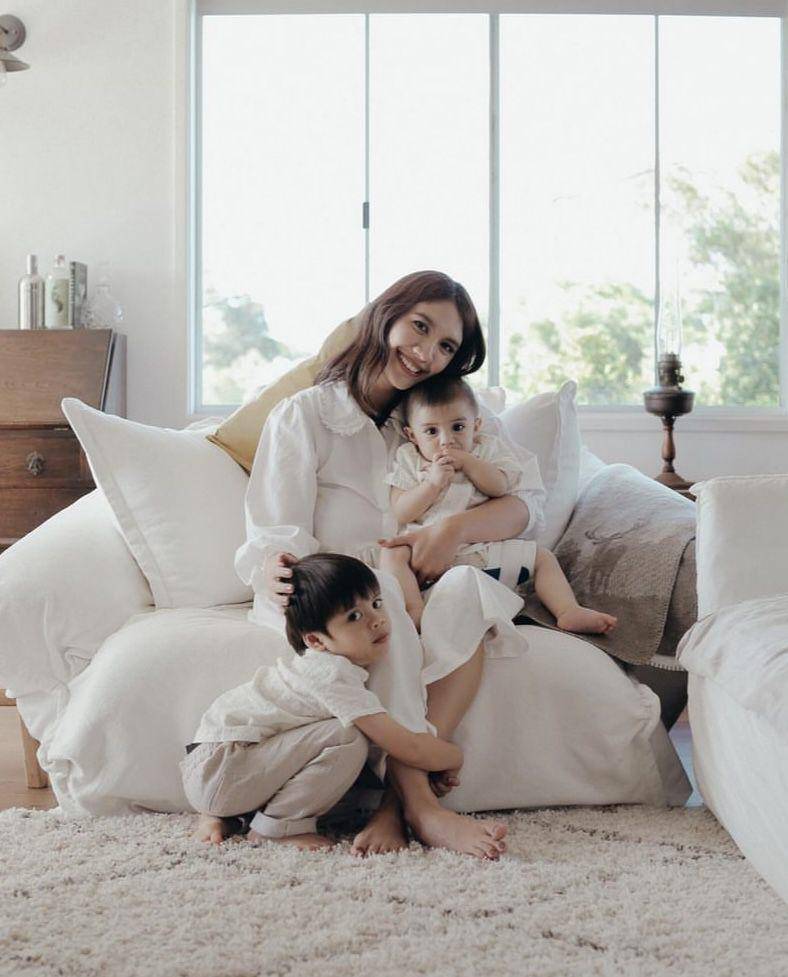 photoshoot terbaru keluarga Acha Sinaga (instagram.com/achasinaga)