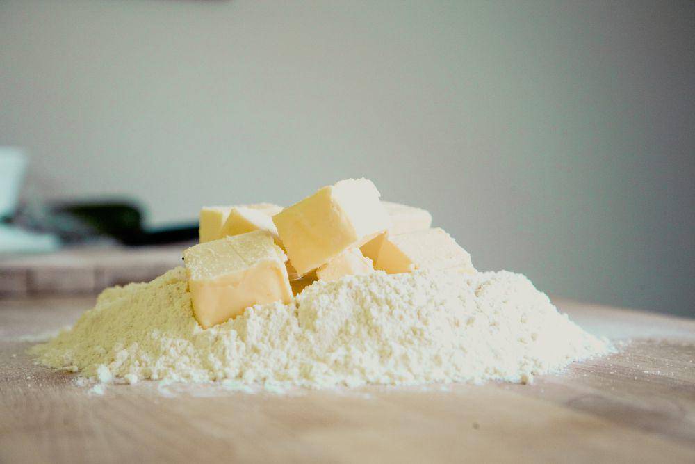 ilustrasi butter dan tepung terigu (Pixabay/Markusspiske)