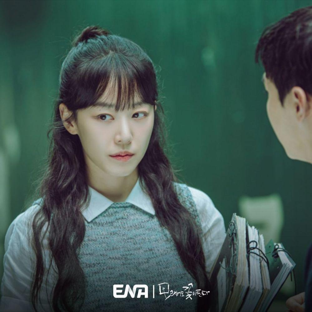 still cut Like Flowers in Sand (instagram.com/ena.channel.d)
