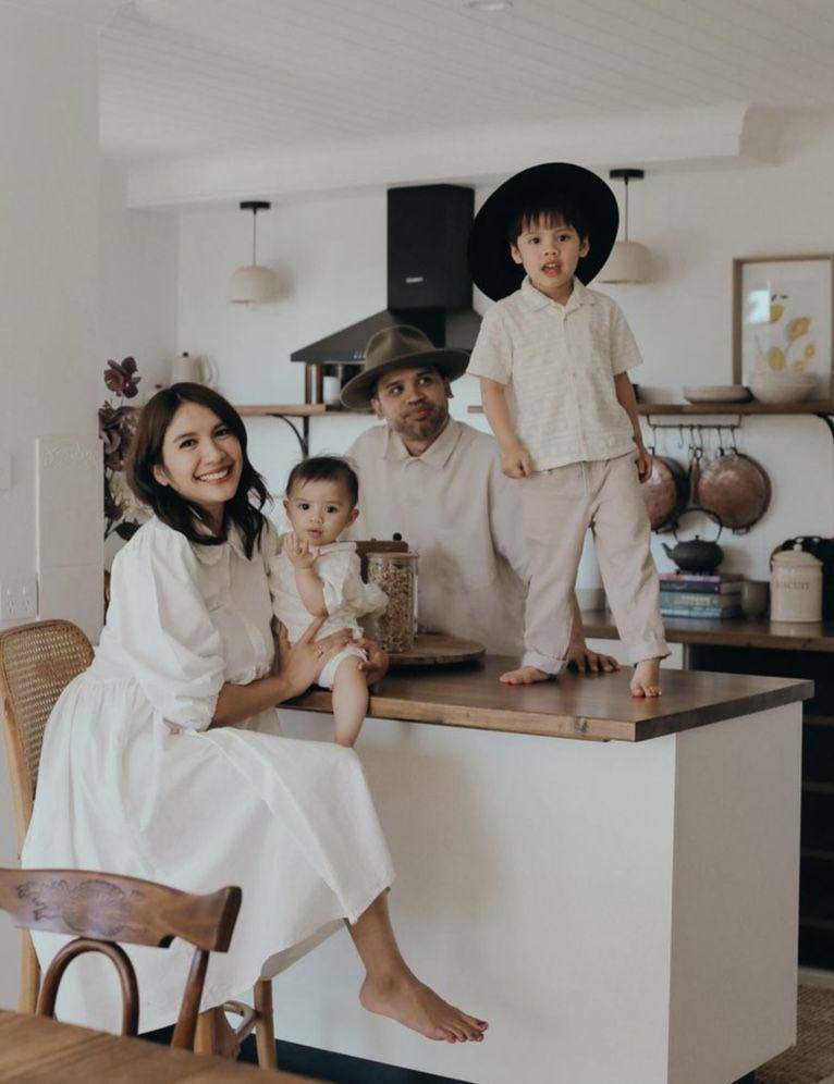 photoshoot terbaru keluarga Acha Sinaga (instagram.com/achasinaga)