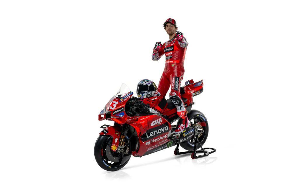 Enea Bastianini berfoto di atas Desmosedici GP24. (motogp.com)