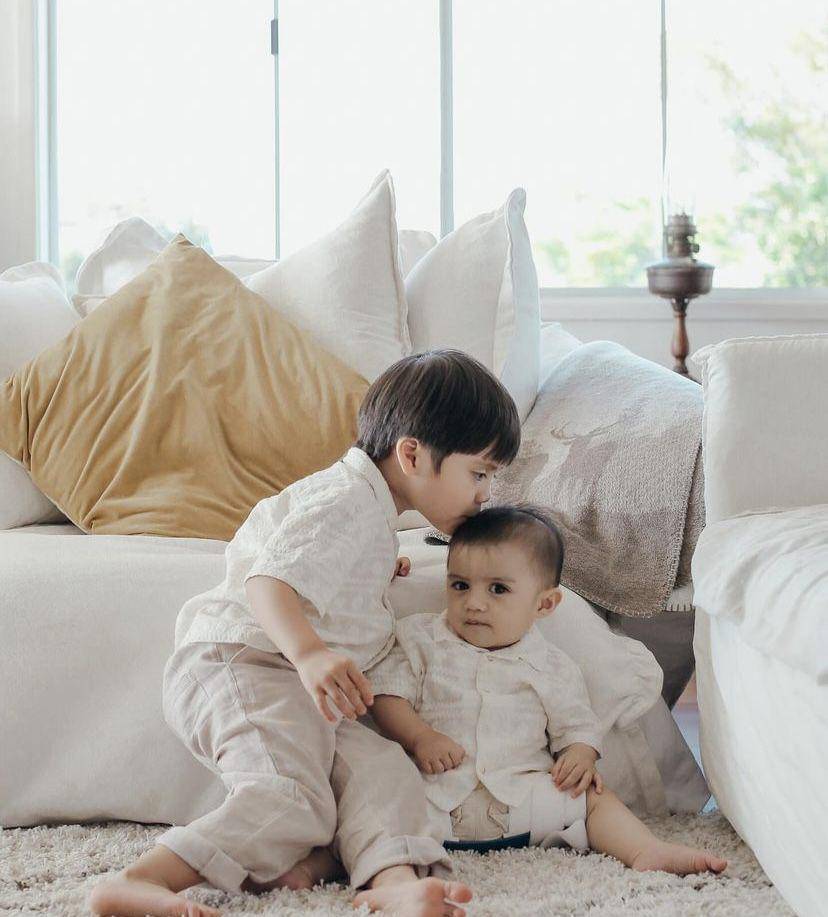 photoshoot terbaru keluarga Acha Sinaga (instagram.com/achasinaga)