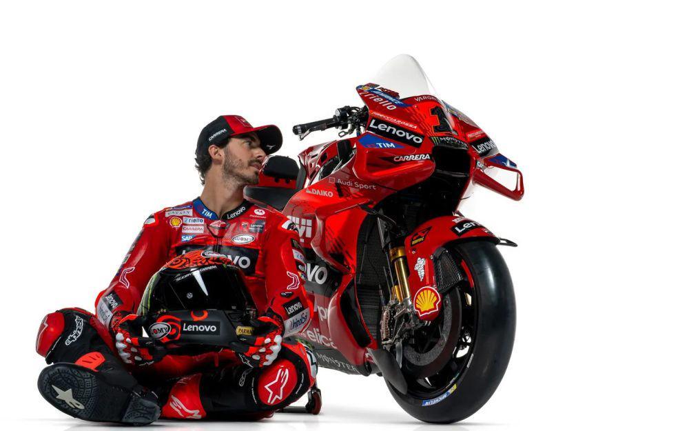 Francesco Bagnaia berfoto bersama Desmosedici GP24. (motogp.com)