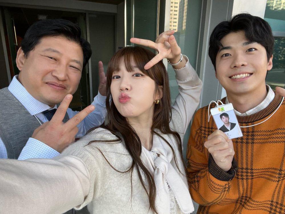 Park Jin Woo, Lee Ji Won, dan Hong Jin Gi di balik layar My Demon (instagram.com/ji_om)