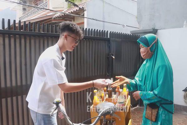 7 Potret Keanu Massaid Jualan Jamu Pakai Sepeda Keliling Gang