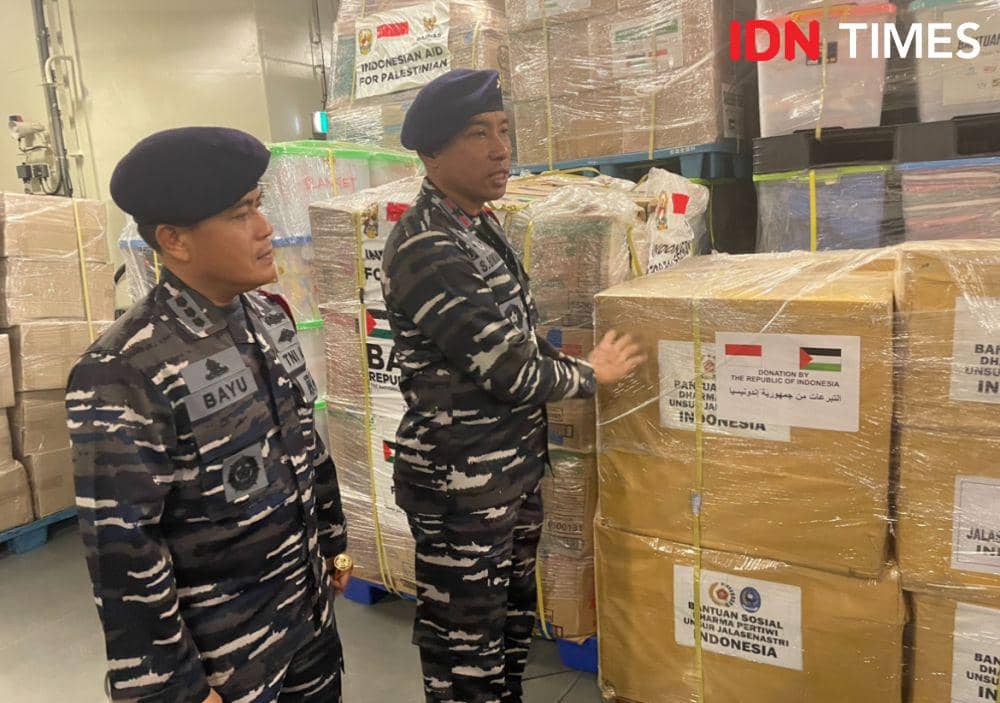 Dansatgas operasi Muhibah/Port Visit ke Mesir 2024, Laksamana Pertama TNI, Sumarji Bimoaji (kanan) (IDN Times/Putra Gema Pamungkas)