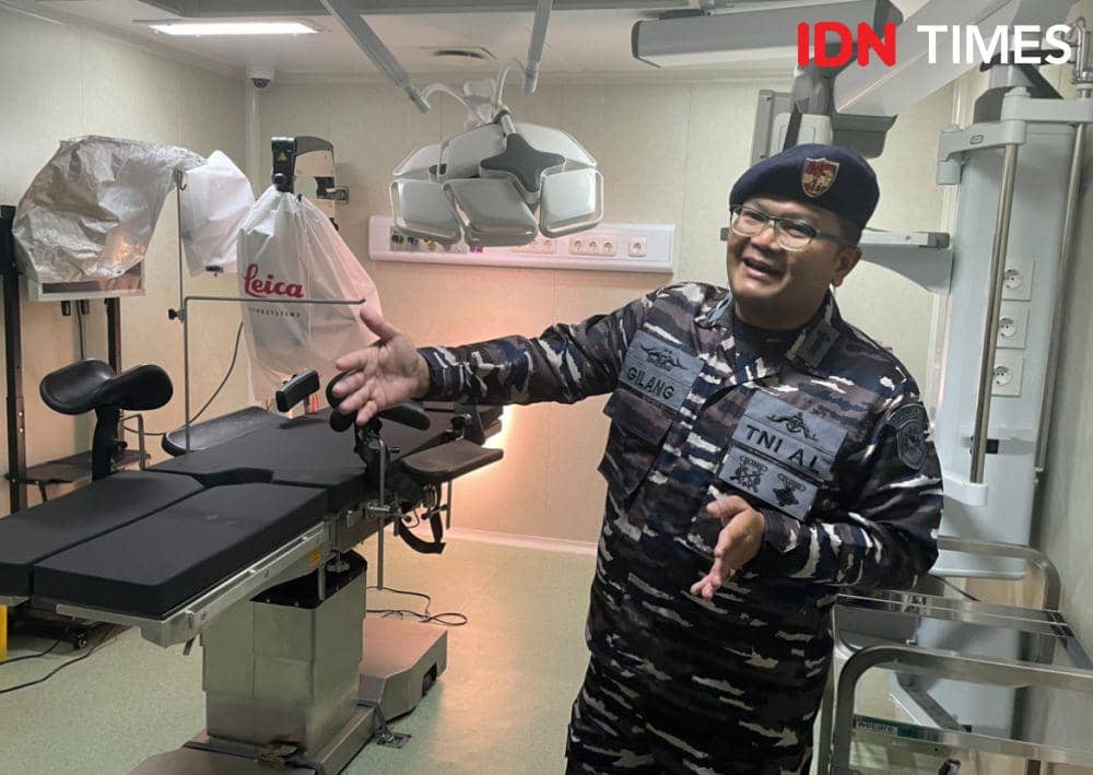 Personel KRI dr Radjiman Wedyoningrat 992 saat berada di ruang operasi (IDN Times / Putra Gema Pamungkas)