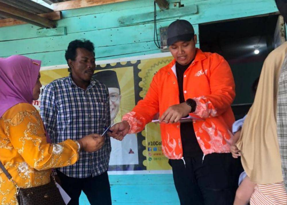 Anak Ria Saptarika, Abdurrachman Zhafir Ria Saptarika (jaket oranye) saat berada di lokasi dugaan tindakan money politik (istimewa)