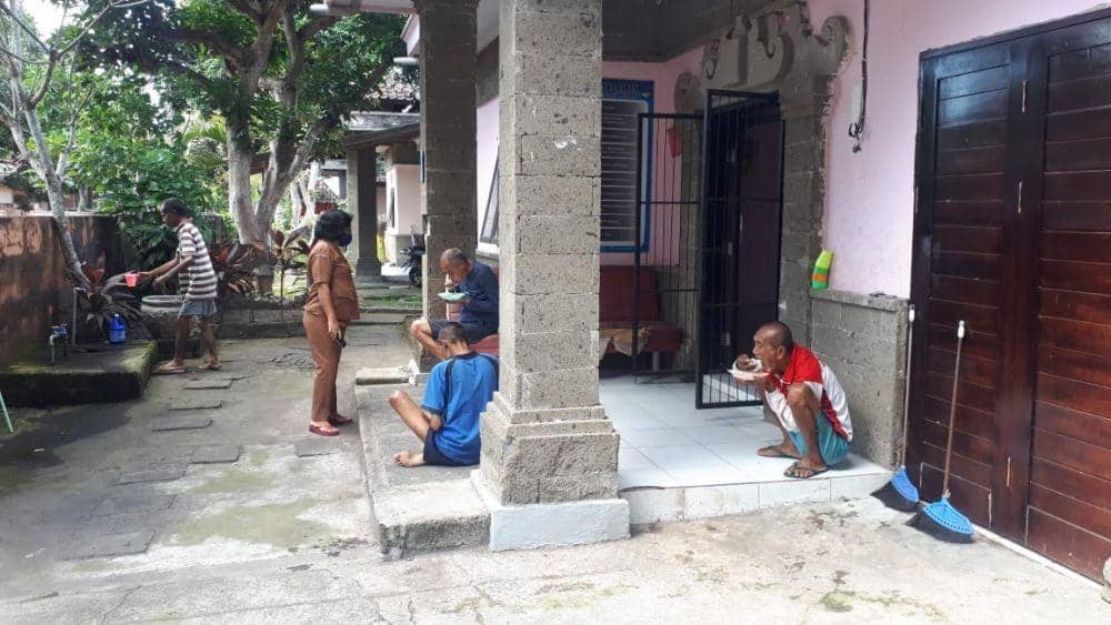 ODGJ dan petugas di rumah singgah yang berlokasi di Banjar Wanasara Desa Bongan Kabupaten Tabanan (Dok.IDNTimes/Istimewa)