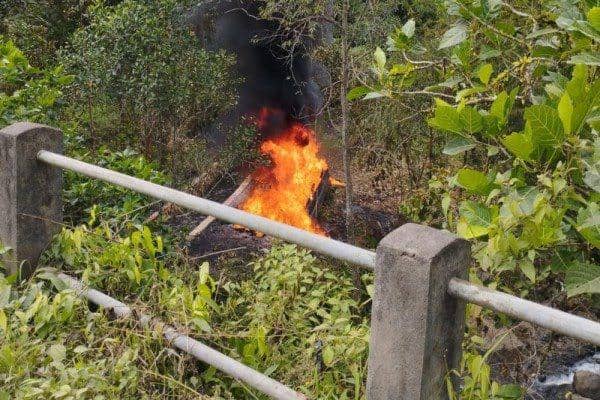 Pipa proyek SPAM Pantai Selatan yang dibakar warga. (dok. Istimewa)