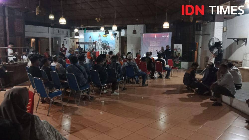Suasana anggota dan relawan Timnas AMIN Jawa Tengah saat nonton bareng debat cawapres di Posko Pemenangan Semarang. (IDN Times/Fariz Fardianto)