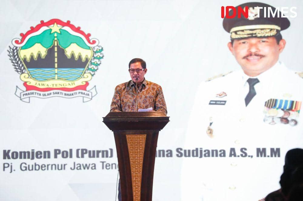 Pj Gubernur Jateng Nana Sudjana saat memberi sambutan dalam acara doa bersama Natal dan Tahun Baru 2024. (IDN Times/Fariz Fardianto)