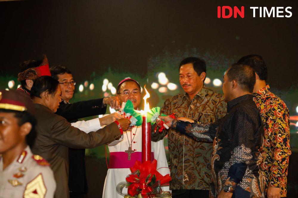 Uskup Agung Semarang Monsinyur Robertus Rubiyatmoko saat menyalakan lentara bersama Ketua PGI Jateng dan Pj Gubernur Jateng Nana Sudjana. (IDN Times/Fariz Fardianto)