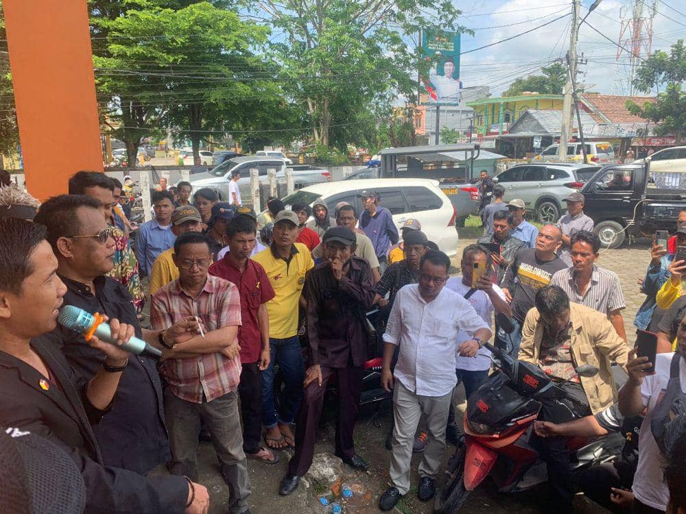 (Ratusan massa saat menuntut Bawaslu Muba untuk mengusut oknum PPK dan PPS yang tidak netral) IDN Times/istimewa