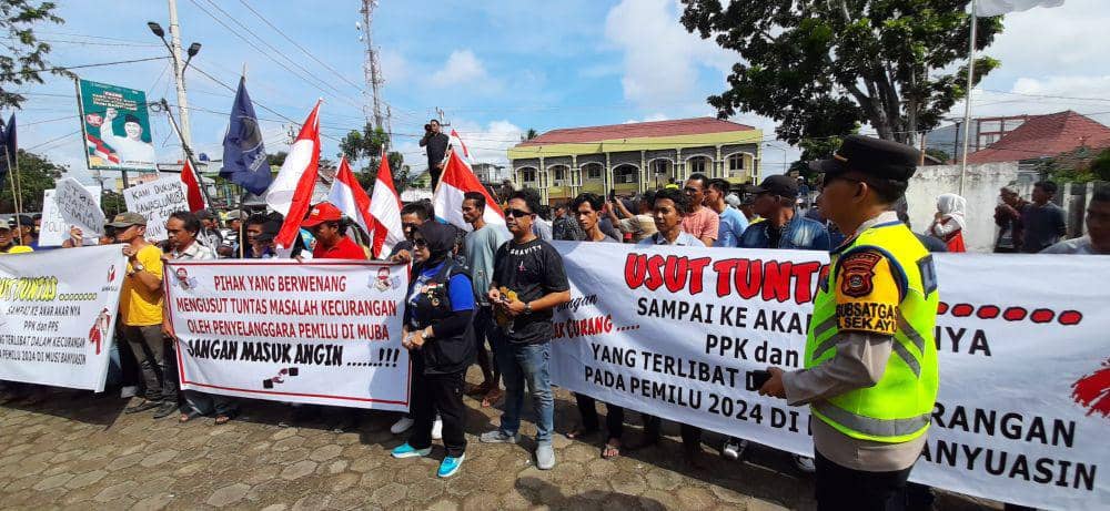 PPK dan PPS Diduga Tak Netral, Ratusan Massa Geruduk Bawaslu Muba