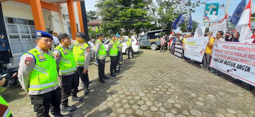(Ratusan massa saat menggeruduk Bawaslu Muba) IDN Times/istimewa