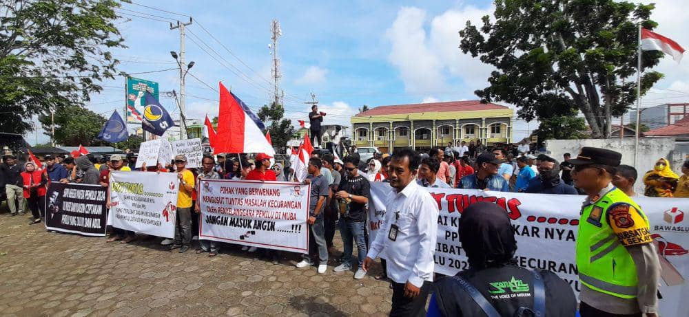 (Ratusan massa saat menggeruduk Bawaslu Muba) IDN Times/istimewa