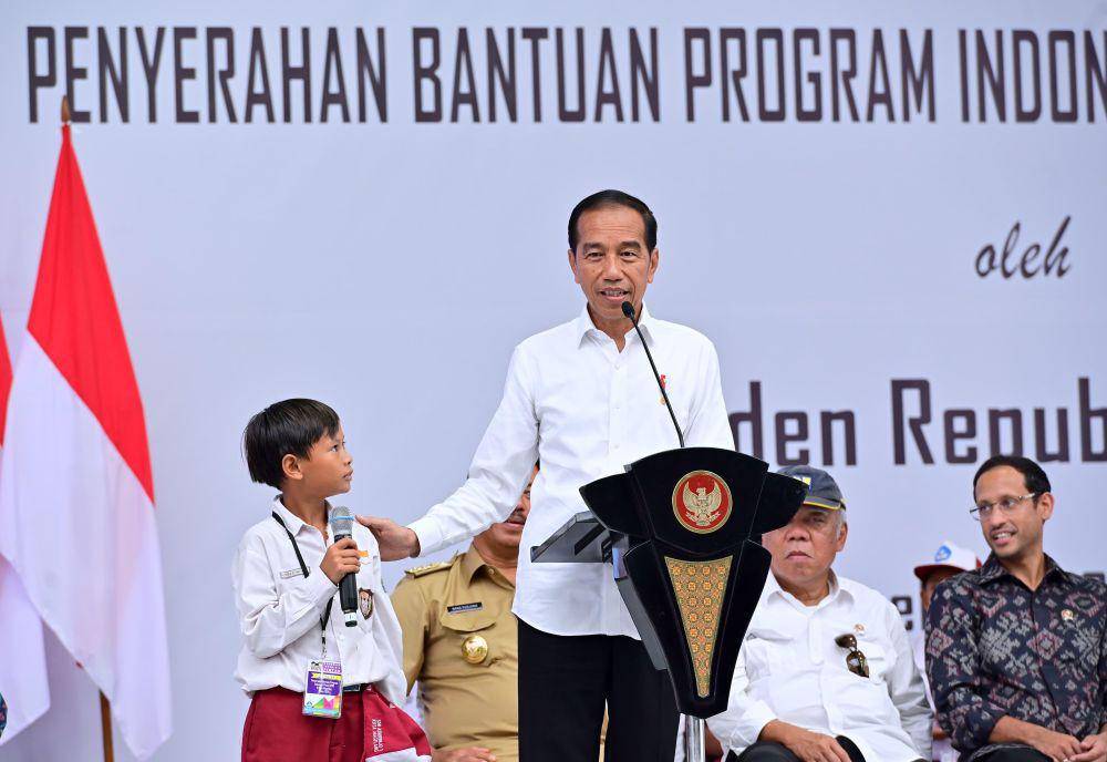 Presiden Jokowi serahkan langsung Bantuan Program Indonesia Pintar (PIP) di Magelang, Jawa Tengah (dok. Sekretariat Presiden)